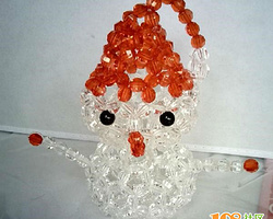 用串珠制作的可爱的圣诞可爱小雪人作品图片展示
