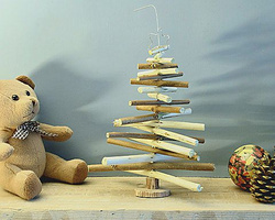 用小树枝DIY手工制作个性的圣诞树（365个小惊喜活动精选）