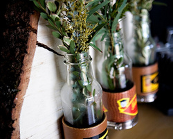 DIY用饮料瓶做的花瓶装点你的节日生活