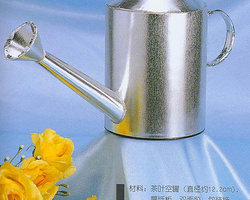 旧茶叶罐的用途—用旧茶叶罐做浇花水壶的方法