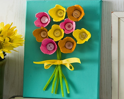 蛋托的废物利用 鸡蛋盒DIY漂亮的花朵装饰画的制作图解