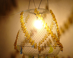 用废弃的玻璃药瓶、铁丝网及五彩塑料硬片DIY制作个性风铃吊灯