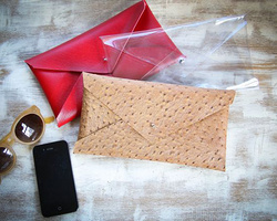 用皮革制作信封手拿包 个性美观实用的手拿包