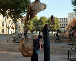 穿梭在城市的旅行者 法国艺术家Bruno Catalano视错觉现代城市雕塑设计