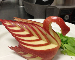 惊人的苹果雕刻艺术作品