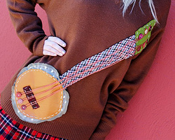 用毛毡布及蕾丝布等布料拼接缝制小吉他图案改造旧毛衣