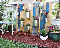 用旧木板及废弃铁桶DIY手工制作的花园景观墙方法图解