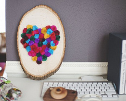 个性创意精美的五彩绒球心形木片装饰画