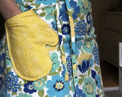 可爱的带有连指手套口袋的围裙DIY制作方法图解