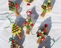 用红酒瓶盖软木塞制作可爱的圣诞树挂件步骤图解