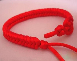 简洁实用的红绳手链的手工编织方法DIY图解