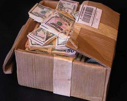 仔细瞧瞧这是一大箱美金吗？国外艺术家超写实木雕雕塑作品
