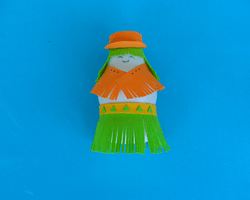废物利用手工制作图 用酸奶瓶制作可爱的小公主玩具