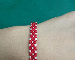 红绳手链的编法大全之点点控手链的简单编织方法