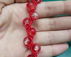简单漂亮的红绳手链编法详细图解教程