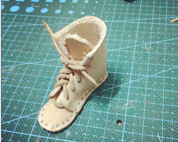 手工萌萌哒小皮靴饰品挂件的做法详细步骤图解教程