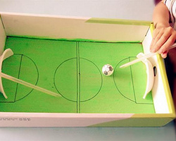 幼儿手工小制作 盒子中的足球赛玩具做法图解教程