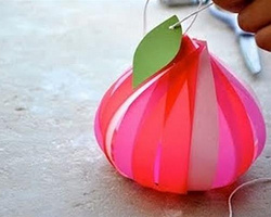 纸编桃子造型的的手工灯笼包装制作方法教程