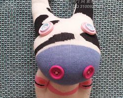 十分钟DIY袜子娃娃制作图解 小奶牛的做法教程