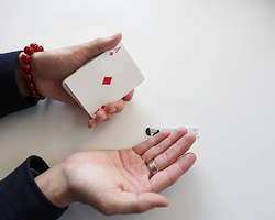磁戒魔术秘籍 戒指与扑克牌近景魔术教程 