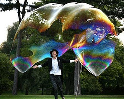 山姆萨姆吹出吉尼斯世界纪录的世界上最大的肥皂泡