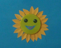 教你用饮料盖和海绵纸制作漂亮的太阳花儿童创意小手工的方法