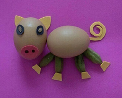 幼儿简易趣味小制作 用鸡蛋拼贴可爱的小猪图解
