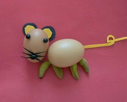 趣味简易的幼儿DIY鸡蛋拼贴画之可爱的小老鼠