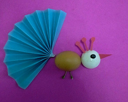 漂亮有趣的鸡蛋拼贴画之美丽的小孔雀制作方法