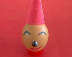 有趣的儿童手工DIY鸡蛋拼贴画之戴尖尖帽的小孩