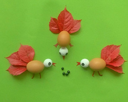 简单有趣的幼儿鸡蛋拼贴画 三只抢食吃的小鸟
