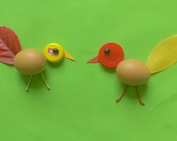 可爱的儿童手工DIY鸡蛋拼贴画 斗嘴的小鸟做法