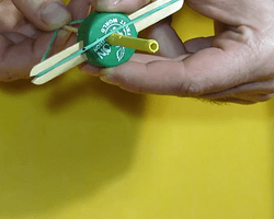 教你用瓶盖和冰棍棒制作有趣的牙签发射小玩具