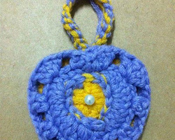 钩针手工编织漂亮的黄蓝心形挂件做法图解教程