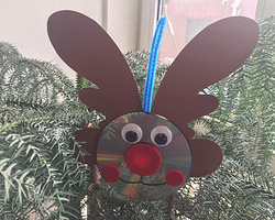 幼儿园中班旧物利用手工教案—光盘创意圣诞小鹿挂件