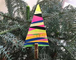 小班创意美术教案—纸条创意《美丽的圣诞树》