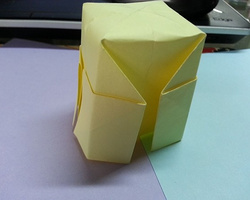 幼儿简单的折纸 DIY彩纸小盒子的制作过程图