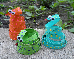 幼儿园趣味小手工 DIY纸筒小蛇的具体做法