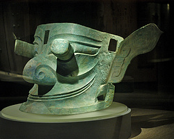 商代后期铜人面具  中国古典雕塑作品欣赏