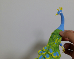 可爱的儿童彩泥手工 小孔雀玩偶做法
