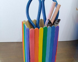 教你用雪糕棒做出漂亮的彩虹笔筒