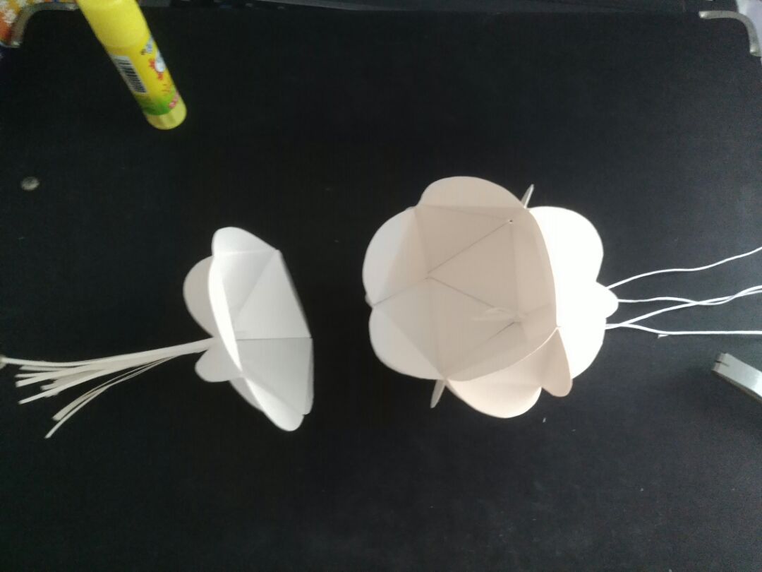 简单易学的手工DIY彩纸绣球吊饰制作步骤图(2)（三年级手工折纸大全） - 有点网 - 好手艺