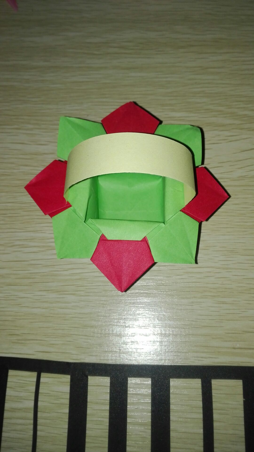 教你用彩纸来折叠漂亮的菊花 创意花卉纸艺教程(3)（折纸文具盒简单漂亮） - 有点网 - 好手艺