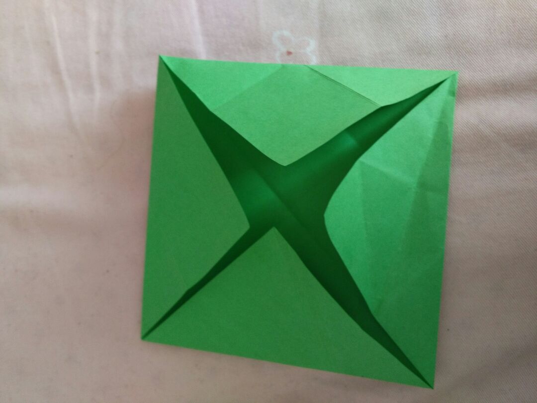 教你用彩纸来折叠简单实用的花朵小盒子