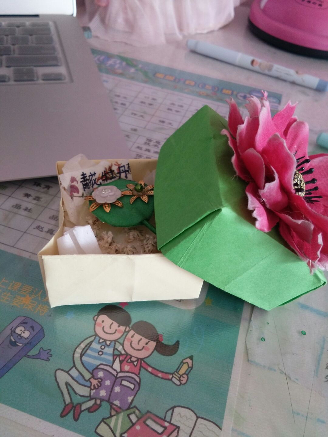 创意DIY纸艺 超级漂亮的彩纸花朵折叠步骤图（战车折纸教程） - 有点网 - 好手艺