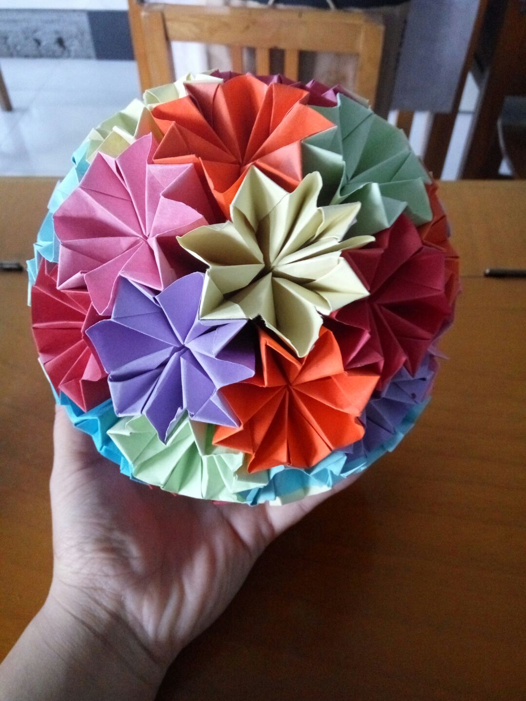 超级美丽的彩纸小花球 儿童趣味折纸教程图