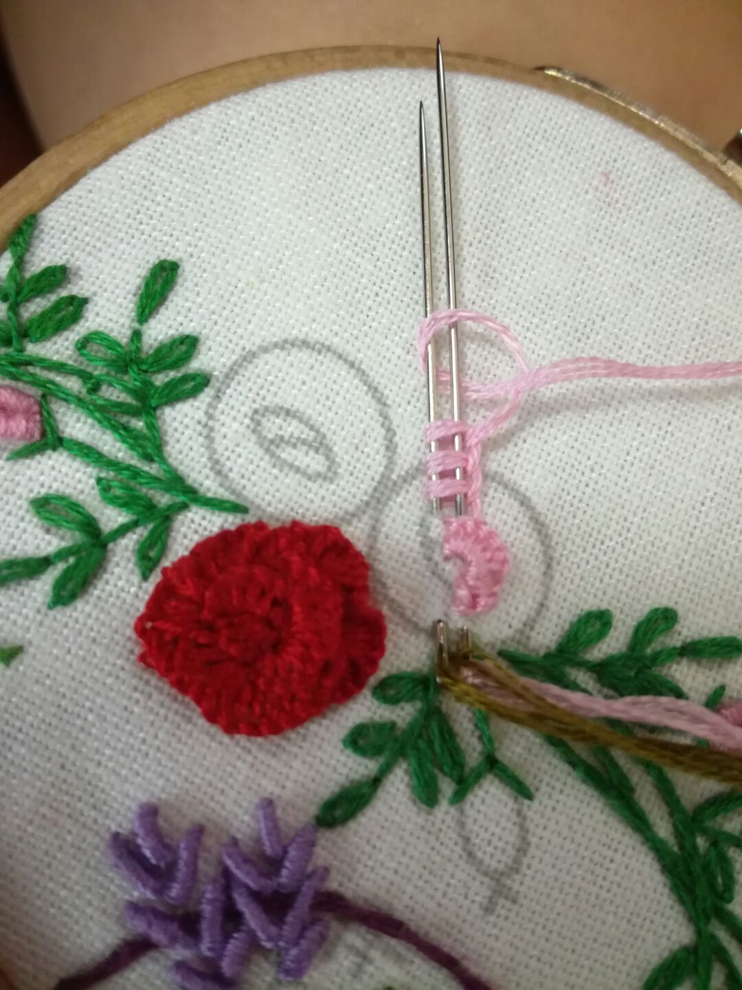 手工刺绣田园风花与少女制作步骤