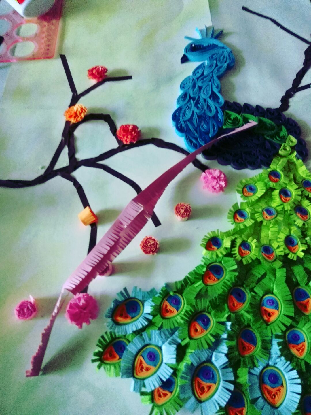 用彩色海绵纸制作漂亮迷人的孔雀粘贴画详细步骤 肉丁儿童网