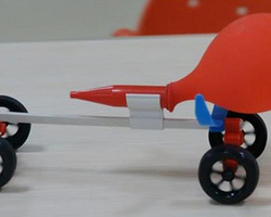 科技小发明制作模型 有趣的气球动力小跑车做法