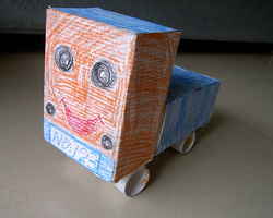 萌萌哒幼儿亲子手工制作 废纸箱、鞋盒废旧利用diy的可爱小汽车机器人